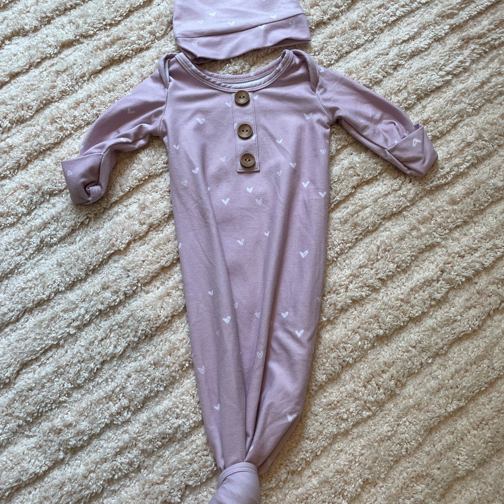 Caden Lane baby outfit, size 0-3 months, comes with hat and bow!!